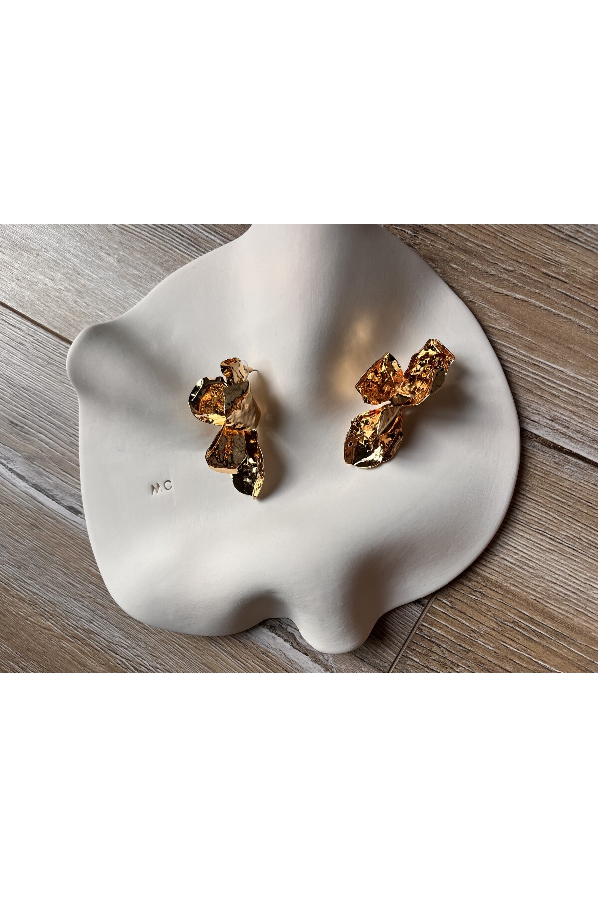 DOKULU ÇİÇEK GOLD KÜPE