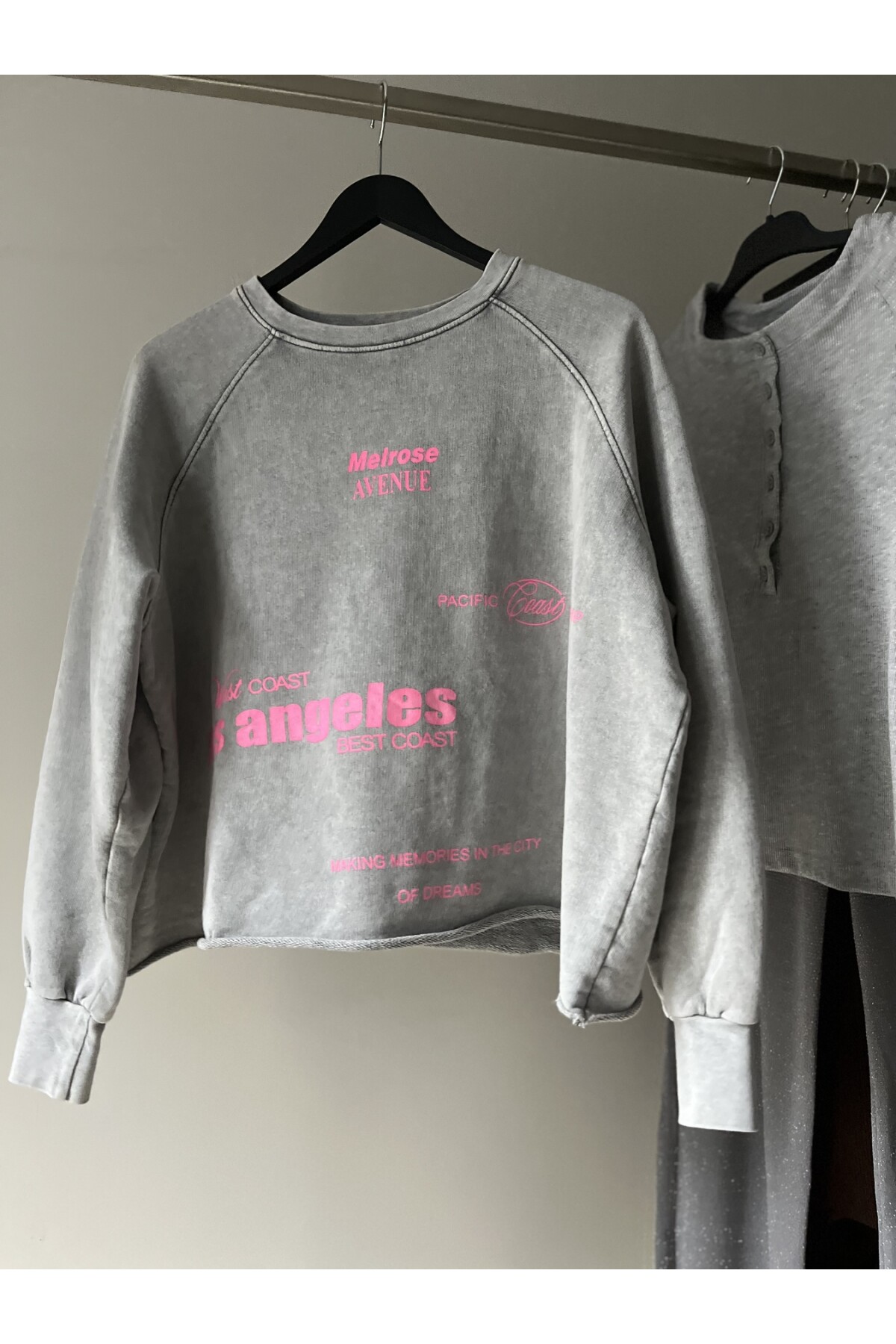 PINK NEON YAZILI GRİ SWEATSHIRT