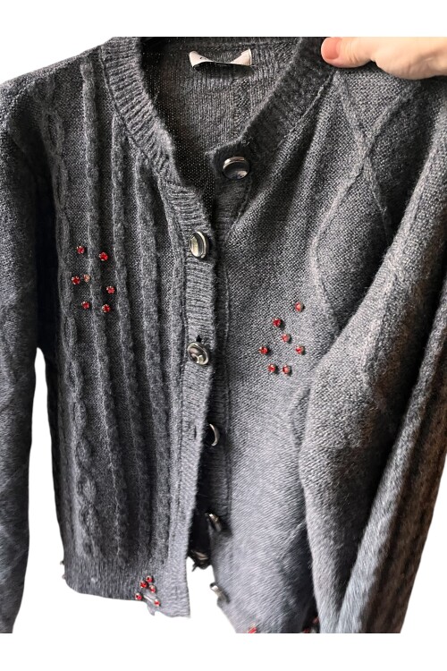 KIRMIZI TAŞ DETAYLI GRİ HIRKA